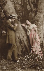 Par som skraper initialene sine inn i et tre av English Photographer