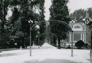 Cremorne Gardens; London: Centre Walk av English Photographer