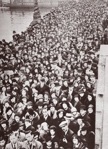 Folkemengder som venter på tilgang til Westminster Hall, under liggende i delstaten George V, 1936 av English Photographer