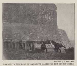 Skade på muren til Sandgate Castle av de siste stormene av English Photographer
