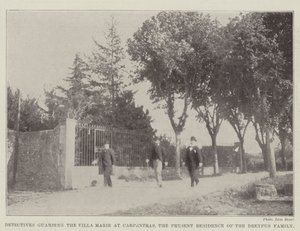 Detektiver som vokter Villa Marie i Carpentras, den nåværende boligen til Dreyfus-familien av English Photographer