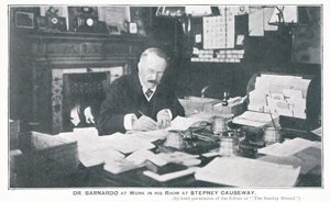 Dr. Barnardo på jobb på rommet sitt på Stepney Causeway av English Photographer