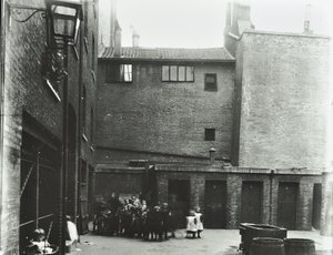 Dufferin Street: Costermongers Buildings, London, 1896 av English Photographer