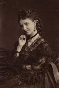E. Albani av English Photographer