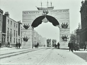 East India Dock Road: midlertidig buegang, Victoria Diamond Jubilee, 1897 av English Photographer