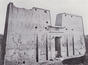 Egypt: Pylon of the Temple of Edfu (s/h-bilde) av English Photographer