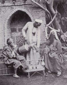 Egypt: Servering av tyrkisk kaffe i gatene i Kairo (s/hv-bilde) av English Photographer