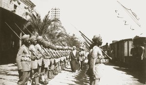 Emir Faisal på Lydda stasjon, Palestina, med Sir Herbert Samuel, 1920 av English Photographer