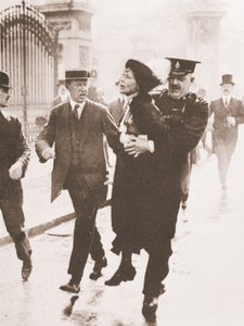 Emmeline Pankhursts arrestasjon utenfor Buckingham Palace, mens hun prøvde å begjære kongen, 21. mai 1914 (sepia-bilde) av English Photographer