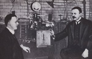 Ernest Rutherford, til venstre, og Hans Geiger i fysikklaboratoriet ved Manchester University (s/h-bilde) av English Photographer