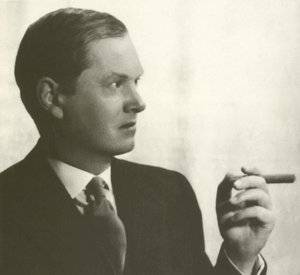 Evelyn Waugh, portrett, røyker sigar (s/hv-bilde) av English Photographer