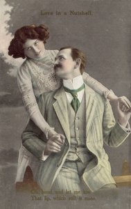 Moteriktig kledd par i ferd med å kysse (fargebilde) av English Photographer