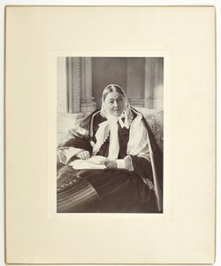 Florence Nightingale, sittende på en sofa i det blå rommet på Claydon House, 1891 av English Photographer