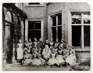 Florence Nightingale med Sir Harry Verney og Miss Crossland, i sentrum av en gruppe sykepleiere ved Claydon House, 1886 av English Photographer