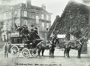 Garratt Lane: The Old Vestry Hall, 1887 av English Photographer