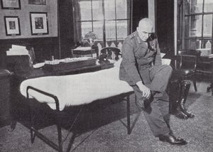 General Sir Edmund Ironside, sjef for den keiserlige generalstaben, på kontoret hans på krigskontoret, hvor han ofte sov under andre verdenskrig, 1939-1940 av English Photographer