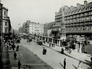 Generell utsikt langs Strand med Charing Cross Station av English Photographer
