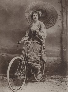 Jente på sykkel, kledd på japansk mote av English Photographer