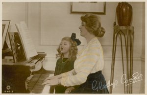 Gladys Cooper og jente ved piano av English Photographer