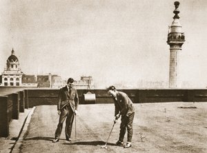 Golftrening for kontorarbeidere på taket av Adelaide House, fra Wonderful London, publisert 1926-27 (fotogravyr) av English Photographer