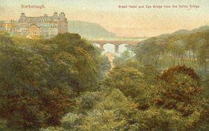 Grand Hotel and bridge, Scarborough (fargebilde) av English Photographer