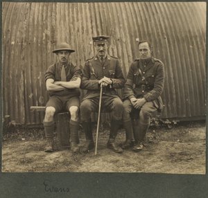 Gruppe på tre soldater utenfor en Nissan-hytte, ca. 1914-18 av English Photographer