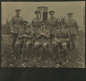 Gruppeportrett av syv menn i militæruniform, 1914-18 av English Photographer