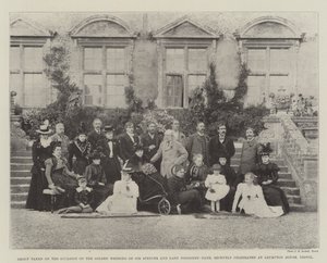 Gruppe tatt i anledning gullbryllupet til Sir Spencer og Lady Ponsonby-Fane, nylig feiret i Brympton House, Yeovil av English Photographer