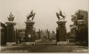 Hampton Court Palace Trophy Gates av English Photographer