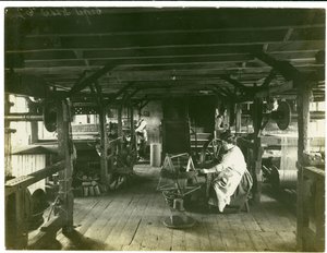 Håndvevveving, Hughes fabrikk nr. 2, 1923 av English Photographer