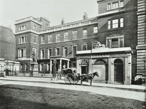 Hansom drosje utenfor krigskontoret Pall Mall, Willis Collection, 1890 av English Photographer