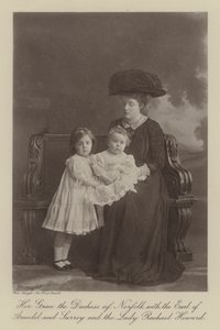 Hennes nåde hertuginnen av Norfolk med jarlen av Arundel og Surrey og Lady Rachael Howard (s/h-foto) av English Photographer