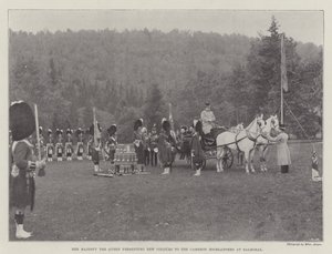 Hennes Majestet Dronningen presenterer nye farger til Cameron Highlanders på Balmoral av English Photographer