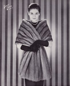 Herbert Duncan Furs: Royal Pastel Mink (s/hv-bilde) av English Photographer