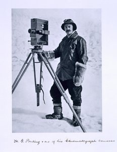 Herbert Ponting (1870-1935) med et kinematografisk kamera på Terra Nova-ekspedisjonen (1910-13) til Sydpolen ledet av kaptein Scott, 1910-12 av English Photographer