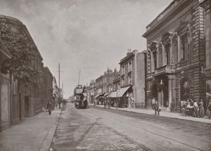 High Street, Hounslow, som viser rådskontorene, til høyre av English Photographer