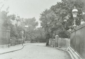 Highgate Archway: østlig tilnærming med gammel lampe festet til rekkverk, 1896 av English Photographer