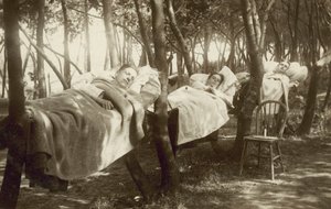 Humleplukkere sover i hengekøyer på en gård i Kent (s/hv-bilde) av English Photographer