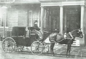Hestetrukket førerhus, 1890 av English Photographer