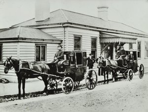 Hestetrukne drosjer ved Westbourne Park Station, 1885 av English Photographer