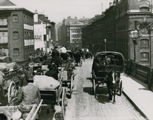 Hestevogner som passerer over Southwark Bridge av English Photographer