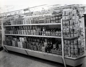 Husholdningsutstyr midtgang, Woolworths store, 1956 av English Photographer