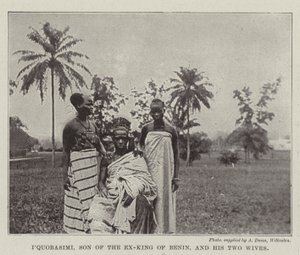 IQuobasimi, sønn av eks-kongen av Benin, og hans to koner av English Photographer