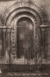 Iffley Church, Norman Door, South Side (s/hvitt bilde) av English Photographer
