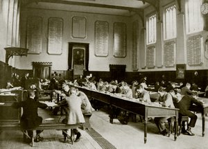 I en stor offentlig skole: Cheltenham (s/hv-bilde) av English Photographer