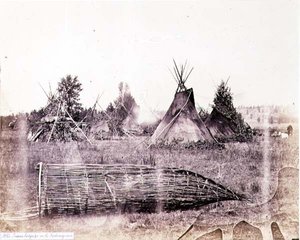Indian Lodges on the Kootenay River, fotografert av Royal Engineers on the Forty-Ninth Parallel (sepia-bilde) av English Photographer