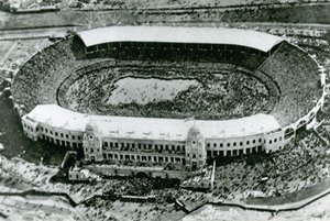 Invasjon av stadion for den første Wembley Cup-finalen, 1923 av English Photographer