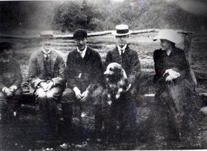 James og Lytton Strachey med Thoby, Adrian og Virginia Stephen i Fritham, Hampshire, 1901 av English Photographer