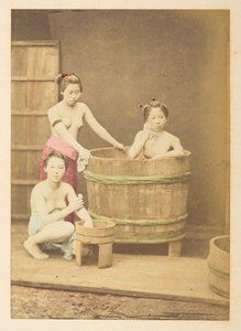 [Japansk] Jenter bader, Studio-tableau av tre halvnakne unge japanske kvinner, poserte i og rundt et sirkulært trebadekar, Fotograf: Ukjent Lucas Collection: Fotografisk oversikt over verdensturneen til Charles James og Morton P, Lucas av English Photographer