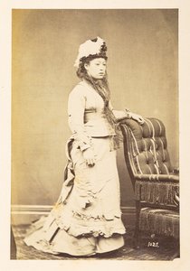 Japansk kvinne i europeisk kjole, Stående studioportrett i full lengde av en ung japansk kvinne i vestlig kjole og hatt,  Fotograf: Ukjent  Lucas Collection: Fotografisk oversikt over verdensturneen til Charles James og Morton P, Lucas av English Photographer